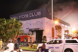 Lực lượng Phòng cháy chữa cháy dập lửa tại New MDM Club. (Ảnh: Hoàng Ngọc/TTXVN).