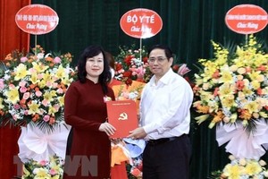 Thủ tướng Phạm Minh Chính trao Quyết định quyền Bộ trưởng Bộ Y tế cho đồng chí Đào Hồng Lan. (Ảnh: Lâm Khánh/TTXVN).