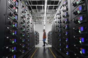 Một công nhân bảo trì thiết bị tại trung tâm dữ liệu của China Mobile trong một cơ sở điện toán đám mây ở thành phố Zhongwei, phía Tây Bắc khu tự trị Hồi Ninh Hạ của Trung Quốc. (Nguồn: Tân Hoa Xã).