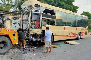 Xe khách hư hỏng nặng sau vụ tai nạn. (Ảnh: Tá Chuyên/TTXVN).