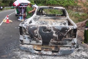 Hiện trường đối tượng D.V.M đốt xe giả vụ tai nạn giao thông. Ảnh: Báo Người Lao Động.