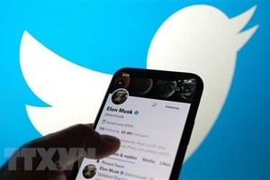 Tài khoản của Chủ tịch Tập đoàn Tesla, tỷ phú Elon Musk và logo của Twitter. (Ảnh: AFP/TTXVN)