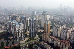 Mật độ các khu đô thị xung quanh tuyến đường Lê Văn Lương-Tố Hữu dày đặc càng khiến giao thông gặp nhiều khó khăn. (Ảnh: Huy Hùng/TTXVN).