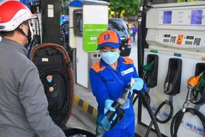 Giá xăng giảm lần thứ 3 liên tiếp (Ảnh: Mạnh Quân).