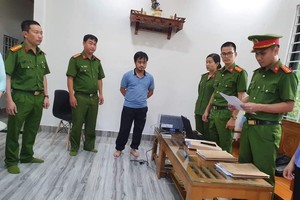 Cơ quan Cảnh sát điều tra công an tỉnh Quảng Trị đọc quyết định bắt giam nhân viên CDC Quảng Trị