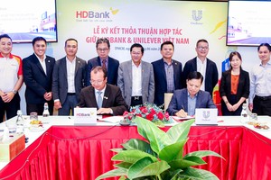 Đại diện HDBank và Unilever Việt Nam thực hiện ký kết hợp tác.