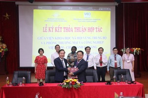 Viện Khoa học xã hội Trung Bộ ký kết hợp tác với phòng thương mai và công nghiệp Việt Nam - chi nhánh Đà Nẵng. Ảnh: Thanh Chung