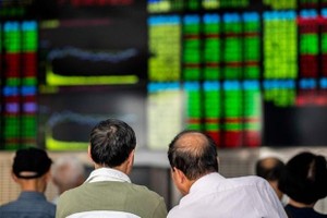 Người dân theo dõi chỉ số chứng khoán MSCI China của Trung Quốc. (Ảnh: AFP).