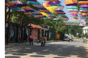 Một góc phố Trịnh Công Sơn (Hà Nội) - không gian đi bộ vào những ngày cuối tuần của người dân Thủ Đô.