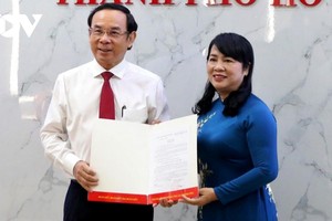 Bí thư Thành uỷ Nguyễn Văn Nên trao Quyết định cho bà Trần Kim Yến (ảnh N.S).