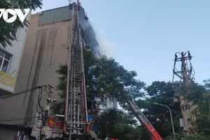 Lực lượng chức năng dùng thang cầu tiếp cận hiện trường chữa cháy.