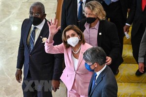 Chủ tịch Hạ viện Mỹ Nancy Pelosi (giữa). (Ảnh: AFP/TTXVN).
