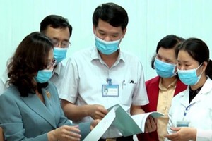 Phó Giám đốc Sở Y tế Yên Bái Nguyễn Văn Hà (giữa) khi còn phụ trách CDC Yên Bái. Ảnh: BYB.