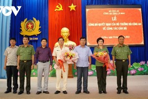 Ông Nguyễn Tiến Hải (giữa), Bí thư Tỉnh ủy, Chủ tịch HĐND tỉnh Cà Mau tặng hoa cho hai cán bộ nhận nhiệm vụ mới.