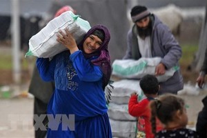 Người tị nạn Syria nhận hàng viện trợ tại trại tị nạn ở thị trấn Mehmediye, Syria. (Ảnh: AFP/TTXVN).