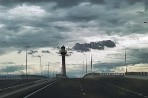 Nút giao thông khác mức TP. Tuy Hòa thưa thớt phương tiện giao thông. Ảnh: N.T