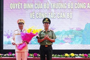 Thượng tướng Trần Quốc Tỏ - Thứ trưởng Bộ Công an trao Quyết định cho Đại tá Đỗ Thanh Bình giữ chức vụ Giám đốc Công an tỉnh Hòa Bình. Ảnh: Công an Hòa Bình.