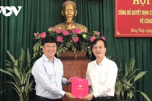 Ông Lê Quốc Phong, Bí thư Tỉnh ủy Đồng Tháp trao quyết định của Ban Thường vụ Tỉnh ủy Đồng Tháp về việc điều động, chỉ định ông Trần Trí Quang (phải)