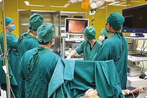 Ngoài việc cung cấp dịch vụ khám chữa bệnh, các bệnh viện tuyến cuối còn là chỗ dựa cho tuyến trước về chuyên môn kỹ thuật.