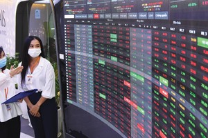 Dòng tiền đang chờ thông tin mới