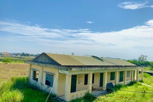 Dự án Trung tâm dạy nghề kiểu mẫu Sơn Tịnh thi công 10 năm vẫn dở dang. Ảnh: Thanh Chung.