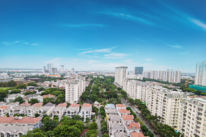 Những tòa nhà cao ốc thương mại liên tục mọc lên dọc hai bên trục đường Nguyễn Lương Bằng.