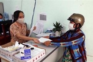 Chi trả kinh phí cho người thuộc diện được hỗ trợ.