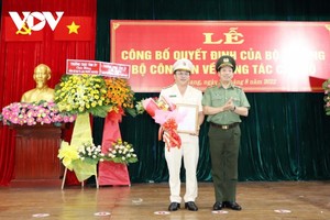 Thiếu tướng Lê Văn Tuyến trao quyết định của Bộ trưởng Bộ Công an về việc điều động, bổ nhiệm Đại tá Lâm Phước Nguyên đến giữ chức Giám đốc Công an tỉnh An Giang.