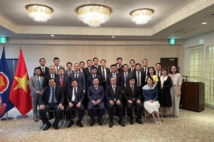 Đoàn công tác của tỉnh Long An chụp ảnh lưu niệm với Đại sứ Đặc mệnh toàn quyền Việt Nam tại Nhật Bản và các nhân viên của Đại sứ quán.