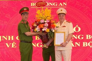 Thứ trưởng Nguyễn Duy Ngọc trao quyết định điều động giữ chức vụ Cục trưởng Cục Cảnh sát QLHC về TTXH đối với Đại tá Nguyễn Quốc Hùng. (Nguồn: cand.com.vn)