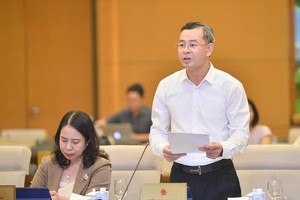 Phó Tổng kiểm toán nhà nước Ngô Văn Tuấn báo cáo tại phiên họp.