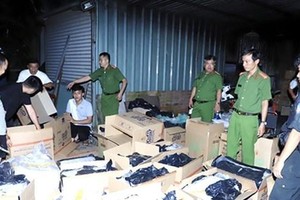 Hiện trường Ban Chuyên án đóng gói, niêm phong tang vật vụ án. (Ảnh: TTXVN phát).