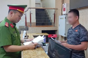 Cán bộ Phòng Cảnh sát phòng cháy, chữa cháy và cứu nạn, cứu hộ kiểm tra cơ sở kinh doanh dịch vụ karaoke ở huyện Việt Yên.