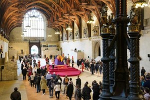 Dòng người vào viếng Nữ hoàng Elizabeth II. Ảnh: The Guardian.