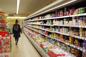 Người tiêu dùng lựa chọn mua hàng tại một siêu thị ở Berlin, Đức ngày 27/4/2022. (Ảnh: THX/TTXVN)