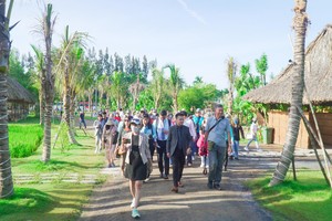 Khách tham quan khu du lịch Happy Land tại Long An.