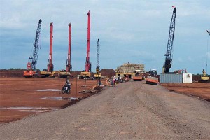 Trên công trường sân bay Long Thành máy móc được huy động để thi công phần móng cọc của nhà ga - Ảnh: Lê Vinh.