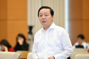 Bộ trưởng Bộ Tài nguyên và Môi trường Trần Hồng Hà phát biểu tại phiên thảo luận.