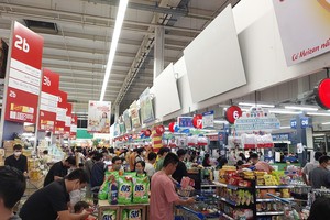 Từ chiều ngày 26/9 đến sáng nay (27/9), rất đông người dân đến siêu thị, chợ mua lương thực để tích trữ.