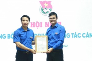 Ông Bùi Quang Huy - Bí thư thứ nhất Trung ương Đoàn (bên phải) trao quyết định cho ông Nguyễn Ngọc Lương giữ chức Bí thư Thường trực Trung ương Đoàn.