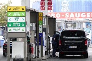 Bơm xăng cho phương tiện tại trạm xăng ở Berlin, Đức, ngày 8/9/2022. (Ảnh: THX/TTXVN)