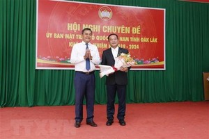 Phó Bí thư Tỉnh ủy Đắk Lắk Y Biêr Niê tặng hoa chúc mừng tân Chủ tịch Ủy ban Mặt trận Tổ quốc Việt Nam tỉnh Đắk Lắk Y Giang Gry Niê Knơng. (Ảnh TTXVN phát)