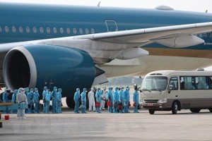 Đưa công dân Việt Nam về nước. (Ảnh: TTXVN)