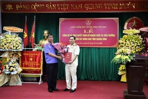 Ông Nguyễn Tiến Hùng (áo trắng) nhận Quyết định bổ nhiệm Viện trưởng Viện Kiểm sát Nhân dân tỉnh Quảng Bình.