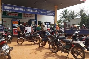 Trạm xăng dầu Sơn Giang 3 ở xã Đắk Ơ, huyện Bù Gia Mập, Bình Phước treo bảng "hết xăng". (Ảnh: K GỬIH/TTXVN)