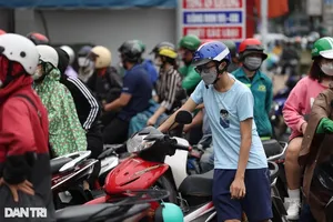 Nguồn cung xăng dầu đang bị đặt dấu hỏi, trong khi cơ quan quản lý luôn khẳng định đủ hàng bán (Ảnh: Trần Đạt).