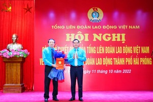 Ông Nguyễn Đình Khang, Chủ tịch Tổng Liên đoàn Lao động Việt Nam trao Quyết định cho ông Nguyễn Anh Tuân, tân Chủ tịch Liên đoàn Lao động TP Hải Phòng.