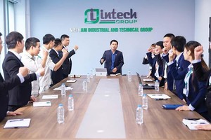Hoàng Hữu Thắng, Chủ tịch Intech Group (giữa) cùng các cộng sự quyết tâm đưa Tập đoàn vươn xa, chinh phục các thị trường khó tính toàn cầu.