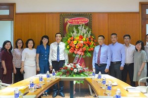 Chủ tịch UBND TP.Đà Nẵng, Lê Trung Chinh thăm, chúc mừng doanh nghiệp nhân Ngày Doanh nhân Việt Nam.