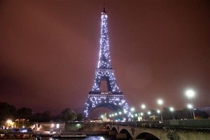 Tháp Eiffel ở thủ đô Paris (Pháp) được thắp sáng ngày 10/11/2018. (Ảnh: AFP/TTXVN)